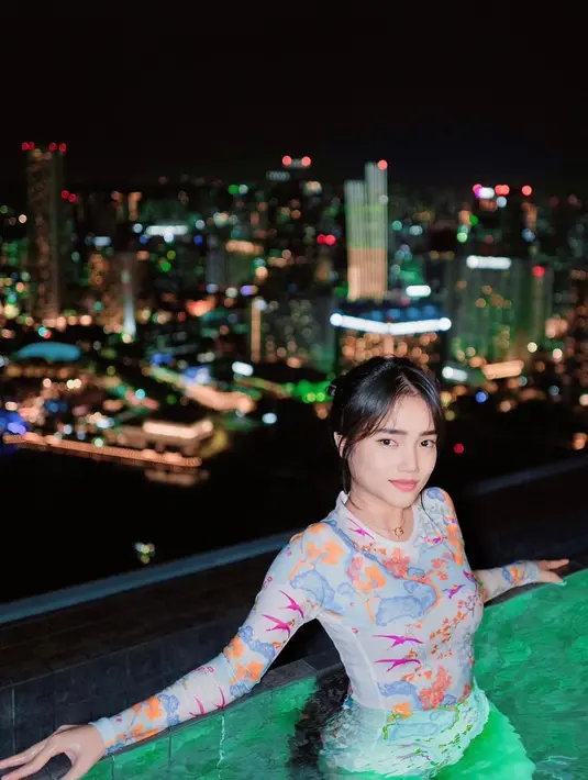 Penampilan Fuji di kolam renang berhasil mencuri perhatian warganet. Tidak mengenakan pakaian renang terbuka. Fuji mengenakan pakaian renang lengan panjang tertutup. [Instagram/fuji_an]