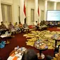 Suasana rapat di Istana Bogor antara Presiden Joko Widodo dengan Menteri Kabinet Kerja, Jawa Barat, Senin (16/2/2015). Rapat tersebut membahas tiga bulan kinerja Kabinet Kerja Jokowi(Liputan6.com/Faizal Fanani)