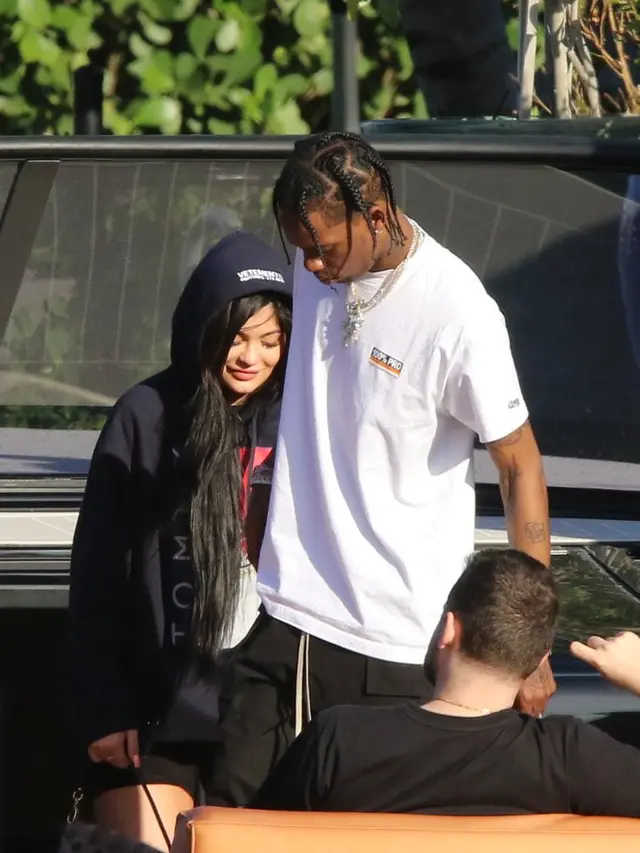 [Bintang] Kylie Jenner - Travis Scott