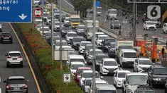 Kendaraan terjebak kemacetan di ruas Tol Dalam Kota, Jalan Gatot Subroto, Jakarta, Selasa (5/4/2022). Direktur Lalu Lintas (Dirlantas) Polda Metro Jaya Kombes Sambodo Purnomo Yogo mengatakan volume kendaraan di Jakarta meningkat hingga 18% selama sepekan terakhir. (Liputan6.com/Johan Tallo)