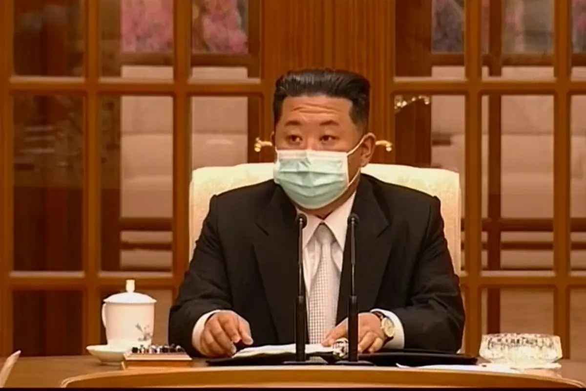 Kim Jong-un Tampil Pakai Masker untuk Pertama Kali, Perintahkan Korea Utara Lockdown karena Kemunculan Covid-19
