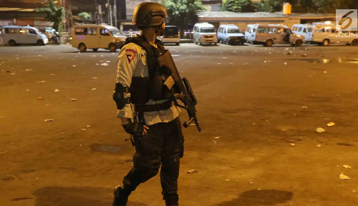 Polisi menjaga lokasi ledakan kedua di dekat toilet umum di Terminal Kampung Melayu, Jakarta, Rabu (24/5). (Liputan6.com/Angga Yuniar)