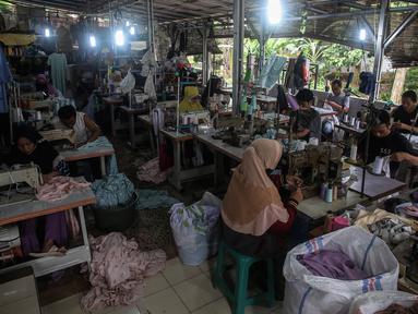 Pekerja menyelesaikan pembuatan baju di sebuah konveksi milik Nca di Curug, Bogor, Jumat (19/11/2021). BPJS Ketenagakerjaan menargetkan kepesertaan pekerja informal dalam program bukan penerima upah atau BPU terus meningkat dan mencapai 43 persen pada 2026. (Liputan6.com/Johan Tallo)