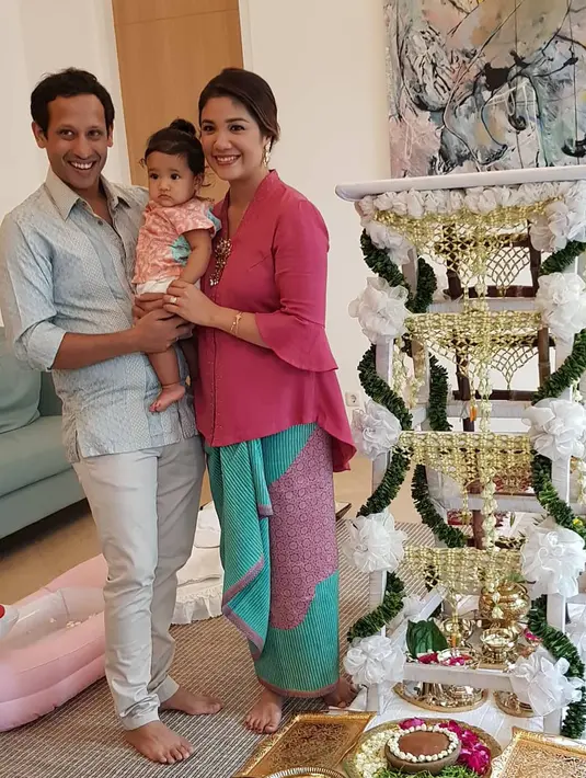 Kebahagiaan Nadiem Makarim dan Franka Franklin makin lengkap dengan kehadiran anak perempuan mereka yang diberi nama Solara Franklin Makarim. (Liputan6.com/IG/@mamiehardo)