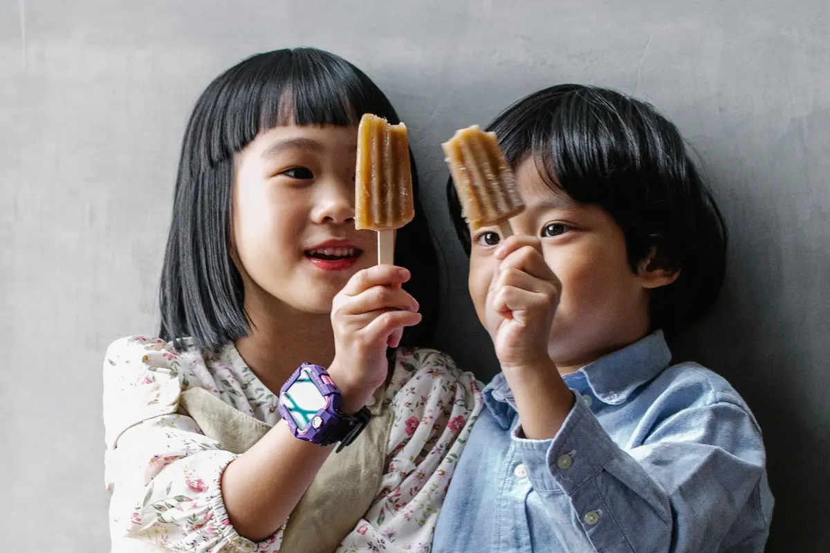 Anak-Anak Membawa Camilan Favoritnya ketika Liburan