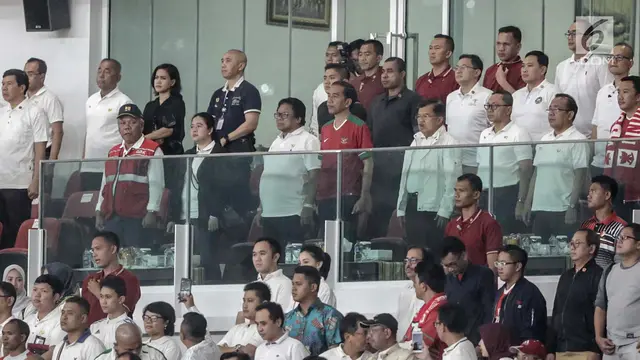 FOTO: Pakai Jersey Timnas, Jokowi Tonton Pertandingan Sepak Bola di GBK