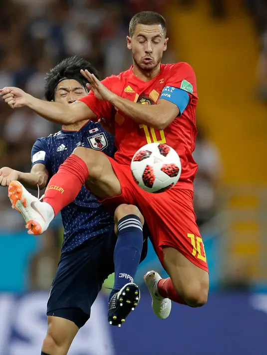 Pemain timnas Jepang, Gaku Shibasaki berebut bola dengan pemain Belgia,Eden Hazard pada 16 besar Piala Dunia 2018 di Rostov Arena, Selasa (3/7). Belgia lolos ke perempat final setelah mengalahkan timnas Jepang dengan skor 3-2. (AP/Petr David Josek)