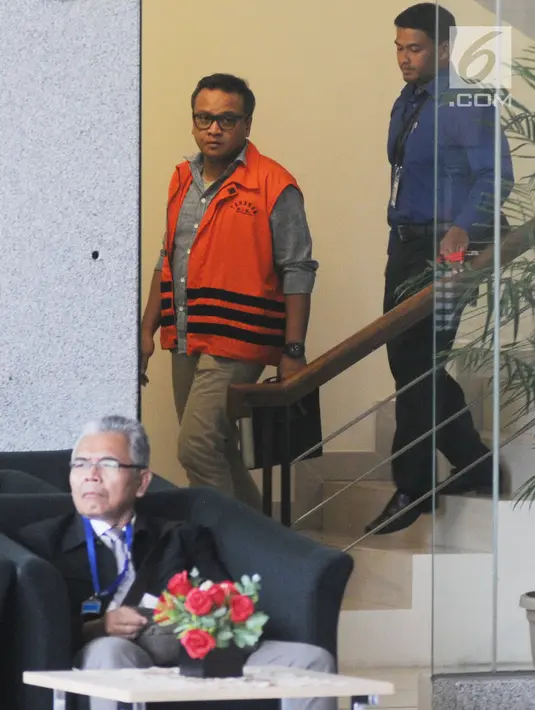 Mantan Direktur PT Murakabi Sejahtera, menuruni tangga seusai menjalani pemeriksaan di gedung KPK, Jakarta, Selasa (10/4). Keponakan Setya Novanto itu diperiksa untuk melengkapi berkas kasus dugaan korupsi proyek E-KTP. (Merdeka.com/Dwi Narwoko)