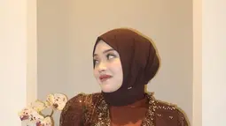 Sentuhan glamor pada kebaya ini tetap terlihat sederhana, menciptakan kesan anggun tanpa berlebihan. Untuk melengkapi penampilannya, Putri Delina mengenakan hijab polos berwarna cokelat yang serasi. Penampilannya yang stylish, namun tetap bersahaja. (Liputan6.com/IG/@putridelinaa)
