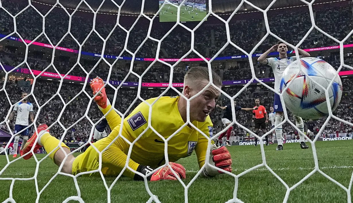 Kiper Inggris Jordan Pickford dikalahkan oleh sundulan penyerang Prancis Olivier Giroud untuk mencetak gol kedua timnya pada perempat final Piala Dunia 2022 di Al Bayt Stadium, Al Khor, Minggu (11/12/2022) dini hari WIB. Di semifinal, Prancis akan menghadapi Maroko yang menyingkirkan Portugal di babak 8 besar Piala Dunia 2022 dengan skor 1-0.  (AP Photo/Christophe Ena)
