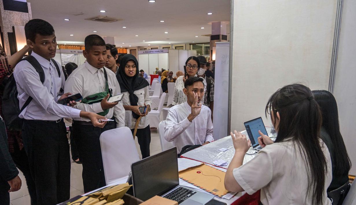 Para penyandang disabilitas menunggu untuk menyerahkan formulir lamaran mereka dalam bursa kerja yang diselenggarakan pemerintah daerah di Surabaya, Jawa Timur, pada Selasa 25 November 2025. Hari ini, Selasa 25 November 2025, para pencari kerja penyandang disabilitas terlihat antusias menunggu giliran untuk menyerahkan formulir lamaran dalam bursa kerja yang diselenggarakan oleh Pemerintah Kota Surabaya, Jawa Timur. (JUNI KRISWANTO/AFP)