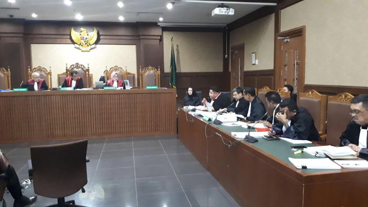 Hakim meminta pengacara Rita Widyasari yang juga merupakan sepupu Bupati nonaktif itu keluar dari ruang sidang