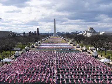 Ribuan bendera ditempatkan di National Mall, menghadap ke Monumen Washington, dan Lincoln Memorial, menjelang pelantikan Presiden terpilih Joe Biden di Washington, Senin (18/1/2021). Pelantikan Biden dan wakilnya, Kamala Harris akan mencakup "parade virtual di seluruh AS". (AP Photo/Alex Brandon)