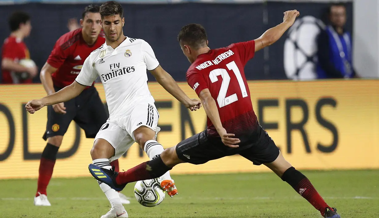 Gelandang Manchester United, Ander Herrera, berusaha menghadang gelandang Real Madrid, Marco Asencio, pada laga ICC 2018 di Miami Gardens, Rabu (1/8/2018). Manchester United menang 2-1 atas Real Madrid. (AP/Brynn Anderson)