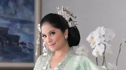 Penampilan terbaru Annisa berkebaya adalah saat perayaan HUT RI ke 74 di Istana Merdeka. Annisa mengenakan Busana Nasional dengan Sentuhan Minang, Sumatera Barat. Busana yang dikenakan Annisa senada dengan busana AHY saat itu. (Liputan6.com/IG/annisayudhoyono)