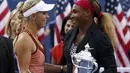 Petenis Amerika Serikat, Serena Williams (kanan), berbincang dengan Caroline Wozniacki, usai berlaga di final US Open 2014 yang berlangsung di Arthur Ashe, (7/9/2014). (REUTERS/Eduardo Munoz)