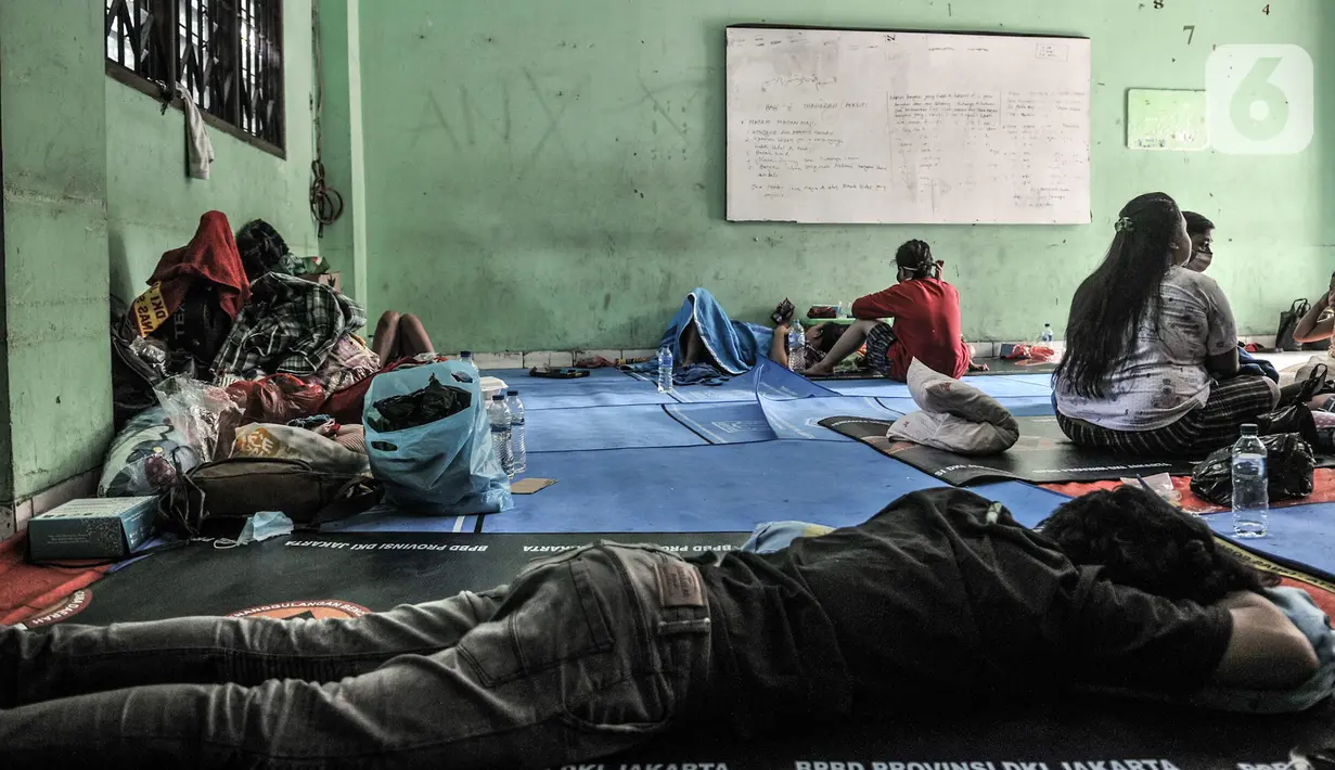 Aktivitas korban kebakaran saat mengungsi di salah satu kelas SMP PGRI 32, Cideng, Jakarta, Minggu (8/11/2020). Kebakaran terjadi diduga akibat kompor meleduk dari salah satu rumah. (merdeka.com/Iqbal Septian Nugroho)