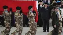 Sebelum tiba di Indonesia, UNIFIL telah menggelar upacara penghormatan militer sebagai bentuk penghormatan di Hanggar Lebanese Air Force, Beirut, Lebanon, Kamis (2/4/2026). Tampak dalam foto, Presiden Republik Indonesia, Prabowo Subianto (kanan) memberi hormat saat personel militer membawa salah satu peti jenazah pasukan penjaga perdamaian yang tergabung dalam United Nations Interim Force in Lebanon (UNIFIL) yang gugur saat bertugas bersama pasukan sementara Perserikatan Bangsa Bangsa (PBB) di Lebanon, saat upacara penghormatan militer di Bandara Internasional Soekarno-Hatta, Tangerang, Banten, Sabtu, 4 April 2026. (AP Photo/Achmad Ibrahim)