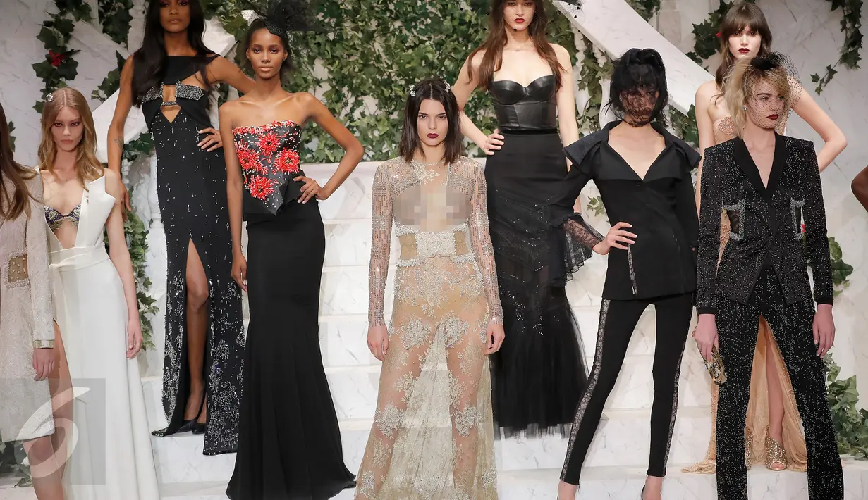 Model Kendall Jenner berpose bersama para model saat memperagakan busana karya La Perla di New York Fashion Week di Manhattan borough New York, AS (9/2). Kendall tampil seksi dengan gaun transparan mengkilau. (JP Yim / Getty Images untuk La Perla / AFP)