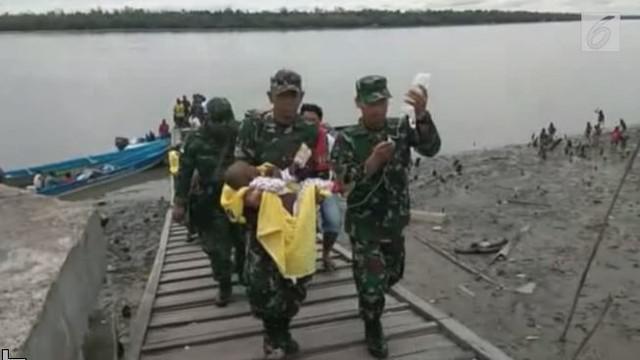 Satgas kesehatan dan gizi buruk mengevakuasi 2 anak balita yang mengalami campak dan gizi buruk.