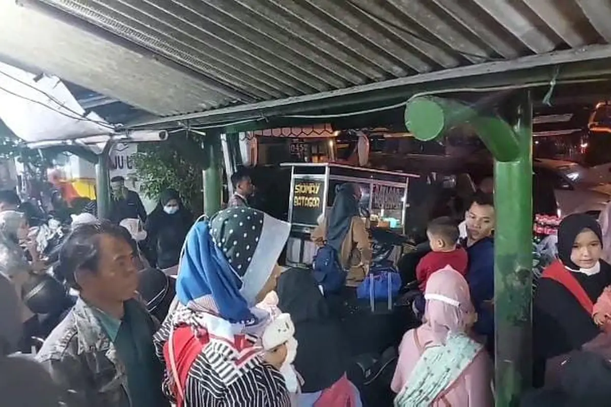 Pemudik terlantar di Terminal Induk Kota Bekasi menunggu kedatangan bus