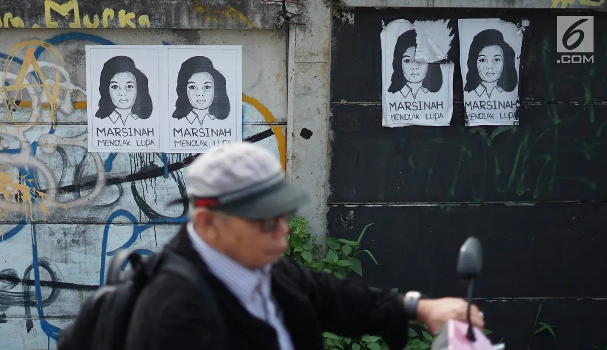 Poster bergambar aktivis Marsinah tertempel pada pagar di kawasan Beji, Depok, Jawa Barat, Selasa (18/6/2019). Poster tersebut mengingatkan masyarakat masih ada pekerjaan rumah pemerintah berupa pelanggaran HAM berat yang belum tuntas hingga kini. (Liputan6.com/Immanuel Antonius)
