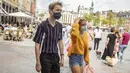 Sejumlah warga yang mengenakan masker melintasi jalan di pusat Kota Lille, Prancis, Senin (3/8/2020). Otoritas Prancis memerintahkan warga untuk mengenakan masker di tempat umum outdoor saat penyebaran COVID-19 semakin cepat dan jumlah pasien kembali melonjak. (Xinhua/Sebastien Courdji)