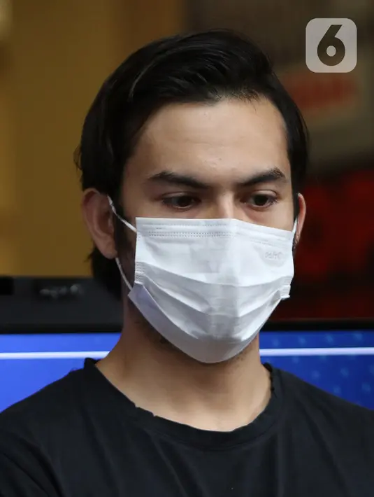 Aktor Rizky Nazar dihadirkan saat konferensi pers terkait penyalahgunaan narkotika di Polres Metro Jakarta Selatan, Rabu (15/12/2021). Rizky Nazar resmi ditetapkan sebagai tersangka dengan barang narkotika jenis ganja yang terdapat dalam dua bungkus berbeda. (Liputan6.com/Herman Zakharia)