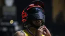 Reaksi pebasket Tangerang Hawks, Jarron Crump ketika melepas helm saat IBL All Star 2022 Dunk Contest di Hall Basket GBK, Senayan, Kamis (31/03/2022). (Bola.com/Bagaskara Lazuardi)