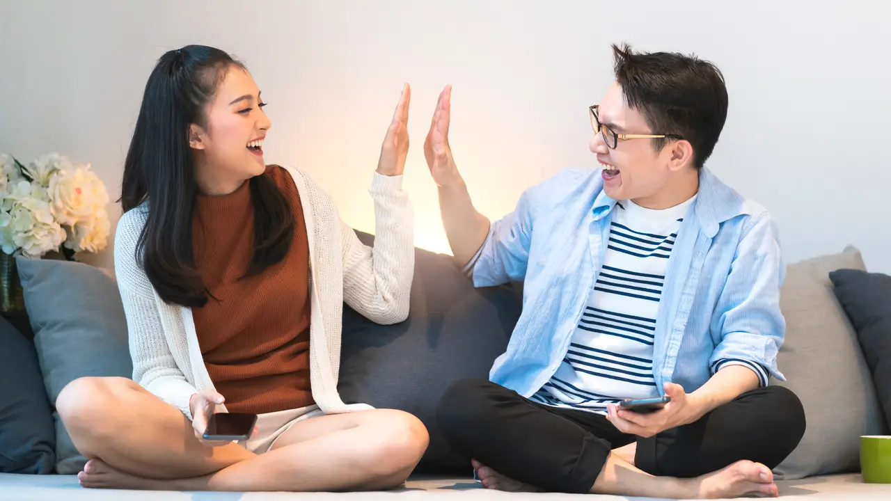 perempuan dan pasangan maret 5