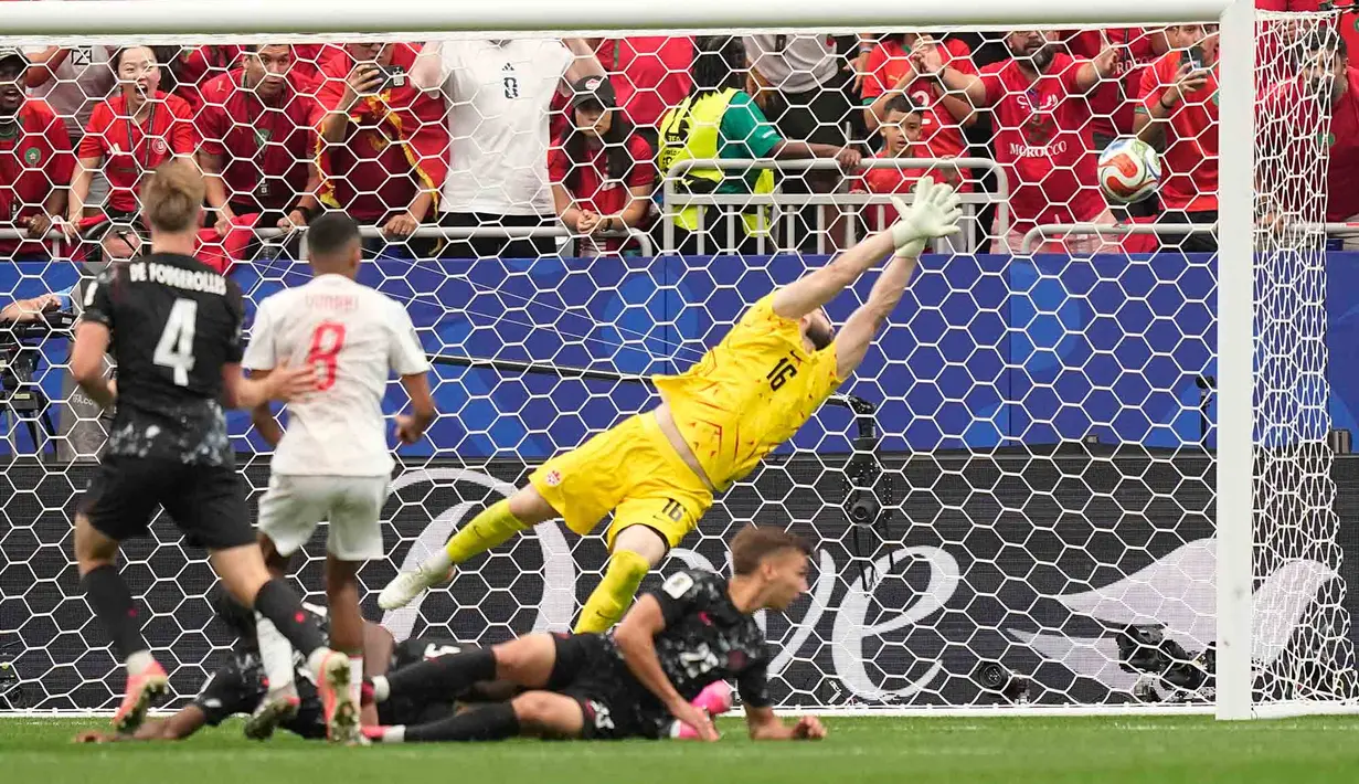 Pemain Maroko Azzedine Ounahi mencetak gol kedua timnya a selama pertandingan sepak bola babak 16 besar Piala Dunia antara Kanada dan Maroko di Houston, (AP Photo/Ashley Landis)