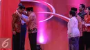 Gubernur Jatim sekaligus Ketum GMNI Soekarwo mengalungkan medali kepada Presiden Jokowi saat menghadiri pembukaan Kongres III Persatuan Alumni GMNI di Hall C-2, Ji-Expo, Kemayoran, Jakarta, Jumat (8/7/2015).  (Liputan6.com/Faizal Fanani)