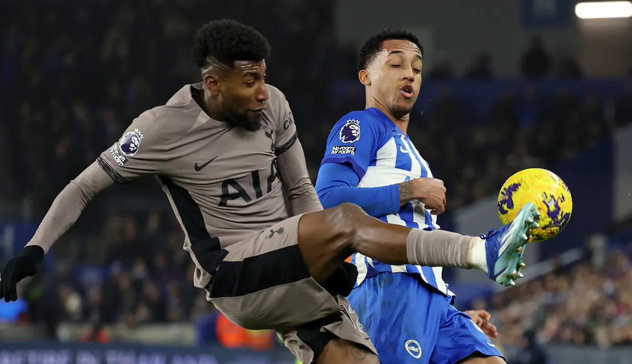 Brighton menambah keunggulan usai mendapatkan hadiah penalti yang diselesaikan dengan baik oleh Pedro. (AP Photo/Ian Walton)