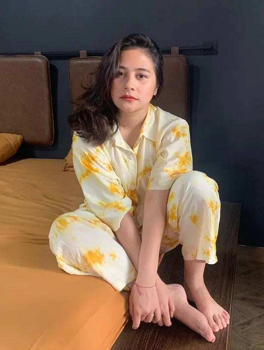 "Kalau menurut aku sih, profesi nggak masalah. Terus umur juga nggak masalah, karena kedewasaan nggak dari umur. Umur mah cuma angka doang, gitu,” ungkap Prilly Latuconsina. (Instagram/prillylatuconsina96)