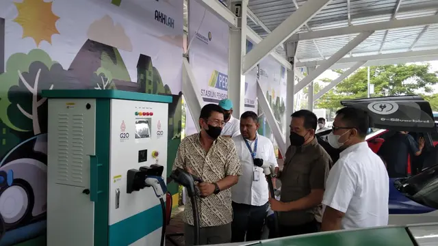 PT Angkasa Pura II Kantor Cabang Utama (KCU) menghadirkan Stasiun Pengisian Kendaraan Listrik Umum atau SPKLU di area parkir domestik Terminal 3 Bandara Soekarno-Hatta.