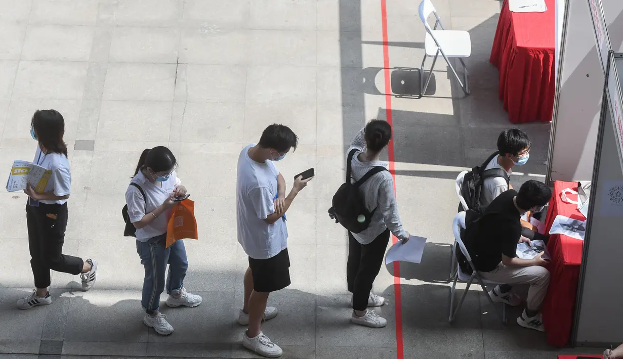 Para pencari kerja mengantre untuk wawancara dengan perusahaan dalam bursa kerja di Universitas Jianghan di Wuhan, Provinsi Hubei, 1 Juni 2020. Lebih dari 80 perusahaan berpartisipasi dalam bursa kerja luring pertama bagi para lulusan setelah pandemi covid-19 mereda di Wuhan. (Xinhua/Cheng Min)
