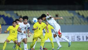 Timnas Malaysia U-17 melawan Timnas Indonesia U-17. (Bola.com/Muhammad Iqbal Ichsan).