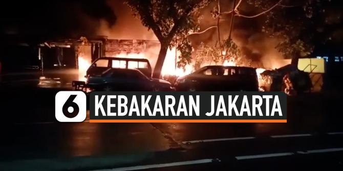 VIDEO: Korsleting Listrik Menyebabkan Bengkel dan 2 Mobil Terbakar