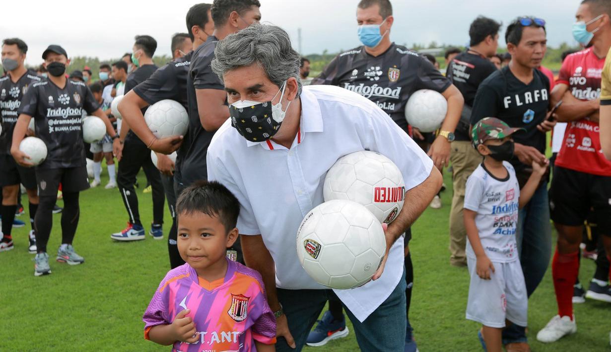 Coach Teco juga menyempatkan diri berfoto bersama salah satu pesepak bola cilik yang hadir di Training Ground Bali United. (Bola.com/ M Iqbal Ichsan)