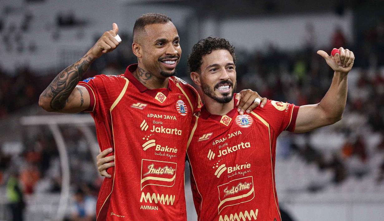 Pemain Persija, Gustavo Almeida dos Santos (kiri) dan Jean Mota Oliveira de Sousa merayakan kemenangan atas Persis Solo pada pertandingan pekan ke-30 BRI Super League 2025/2026 di Stadion Utama Gelora Bung Karno (SUGBK), Jakarta, Senin 27 April 2026 malam WIB. (Bola.com/Abdul Aziz)