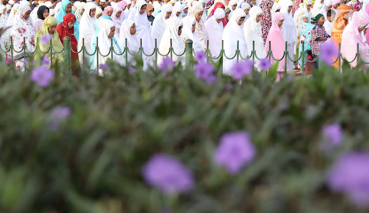 Umat muslim salat id Hari Raya Idul Fitri 1 Syawal 1439 H di kawasan Senen, Jakarta, Jumat (15/6). Setiap tahun, umat muslim antusias melaksanakan salat id dengan memadati jalan-jalan di sekitar stasiun dan pasar tersebut. (Liputan6.com/Immanuel Antonius)