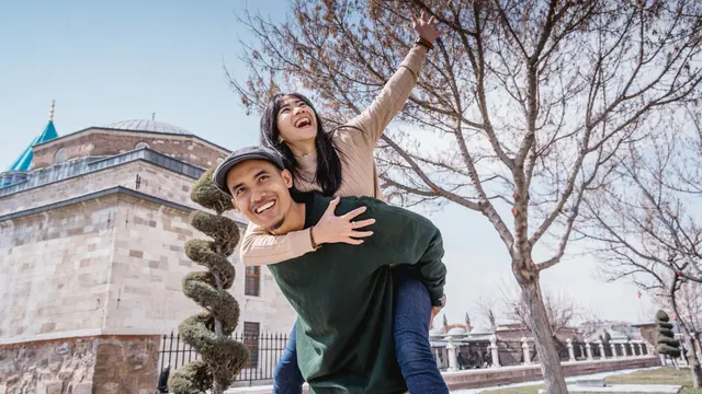 perempuan dan pasangan gendong