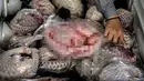 Ditreskrimsus Polda Jatim menggagalkan penyelundupan 657 ekor trenggiling yang sudah dalam bentuk daging beku dan siap ekspor, Jombang, Jatim (25/8). Rencananya daging trenggiling tersebut akan dikirim ke Tiongkok dan Taiwan. (AFP PHOTO/Juni Kriswanto)