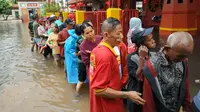 Meski Hujan, Pengemis Tetap Menjamur di Vihara Dharma Bakti