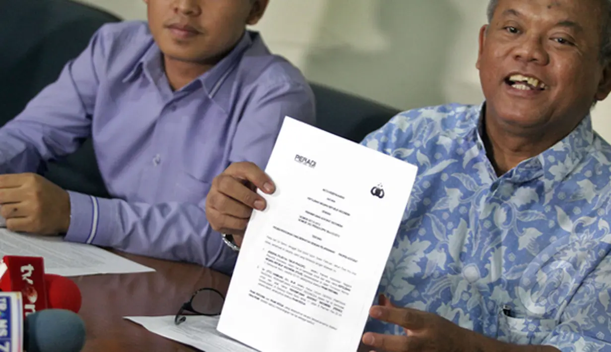 Pelapor Perlindungan Hak Peradi, Iskandar Sonhaji menunjukkan surat kesepakatan antara Peradi dan Polri terkait penyidikan terhadap provesi advokat, Gedung YLBHI, Jakarta, Jumat (13/2/2015). (Liputan6.com/Faizal Fanani)