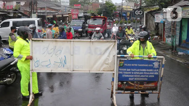Polisi Putar Balik Pengendara Akibat Banjir di Jalan Hasyim Ashari Tangerang