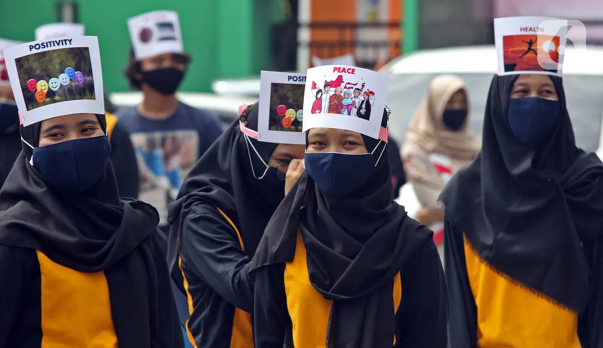 Mahasiswi Politeknik Kesehatan Jakarta III saat Hari Kesehatan Nasional ke-56 di Jatiwarna, Bekasi, Jawa Barat, Kamis (12/11/2020). Kegiatan tersebut merupakan bentuk apresiasi terhadap tenaga medis yang berjuang selama pandemi COVID-19. (Liputan6.com/Herman Zakharia)