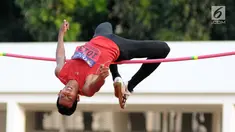 Atlet lompat tinggi putra DKI Jakarta, Rizky Ghusyafa saat melakukan lompatan pemecahan rekor pada Kejurnas Atletik di Stadion Madya Senayan, Jakarta, Selasa (8/5). Rizky gagal melampaui lompatan setinggi 2,16 meter. (Liputan6.com/Helmi Fithriansyah)