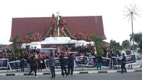 Ratusan massa gelar aksi damai dukung pelaksanaan Pemilu 2024 secara damai, aman dan tidak memecah persatuan. (Liputan6.com/M Syukur)