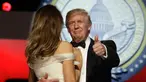  Presiden AS yang baru, Donald Trump menyapa awak media saat berdansa dengan sang istri, Melania Trump dalam acara perayaan peresmian Donald Trump menjadi Presiden AS yang ke-45 di Liberty Ball, di Washington, AS, (20/1). (AP Photo/Alex Brandon)
